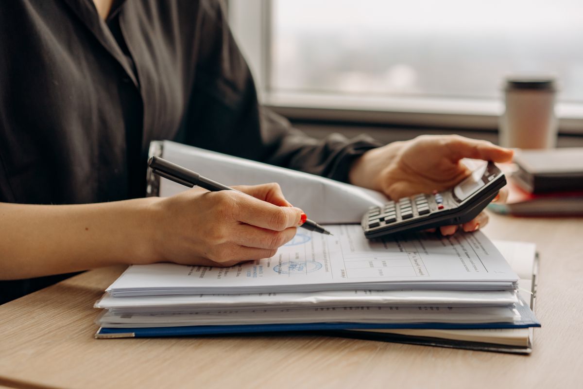 Planejamento financeiro com calculadora e anotações