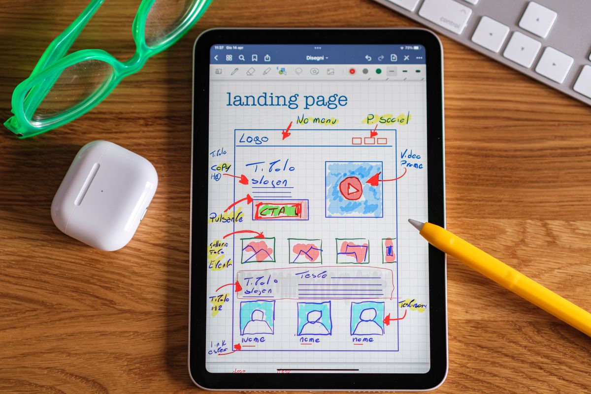 Rascunho de landing page desenhado à mão em um tablet