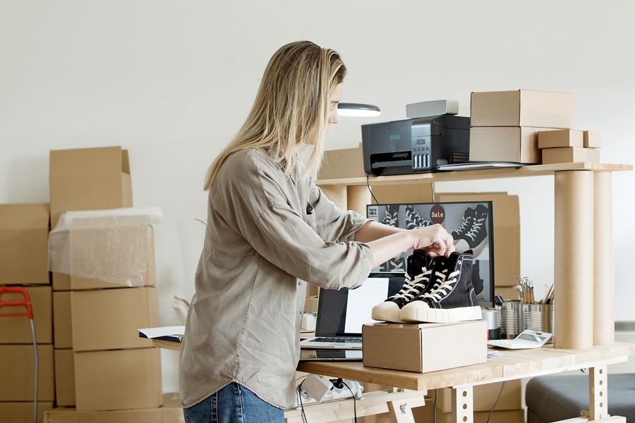 Dona de e-commerce embalando um pedido