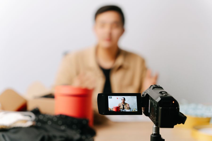 Criador de conteúdo gravando vídeo