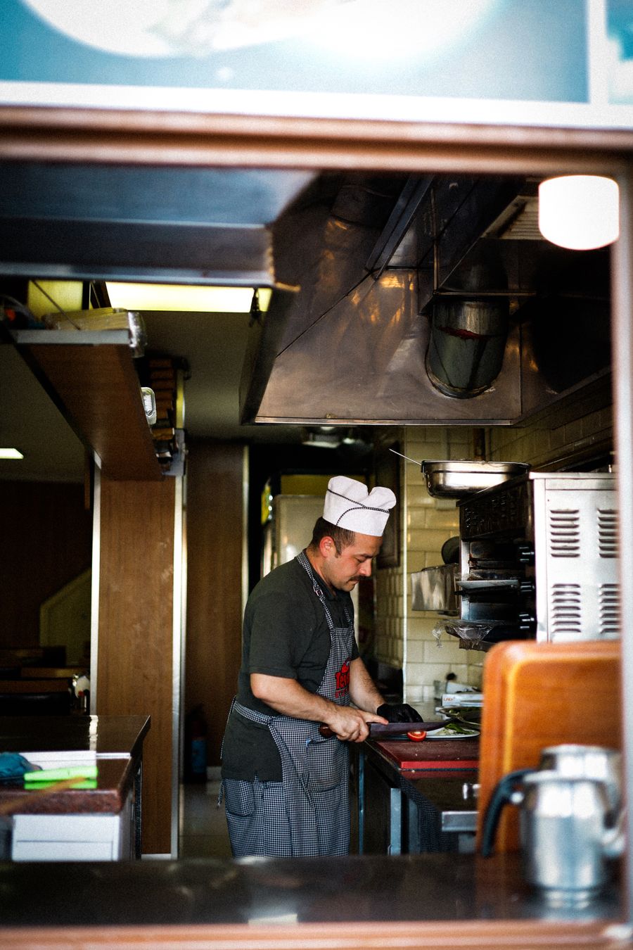 Chef preparando pratos na cozinha