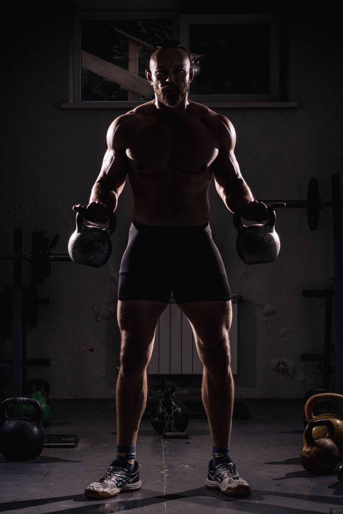 Atleta treinando com kettlebells
